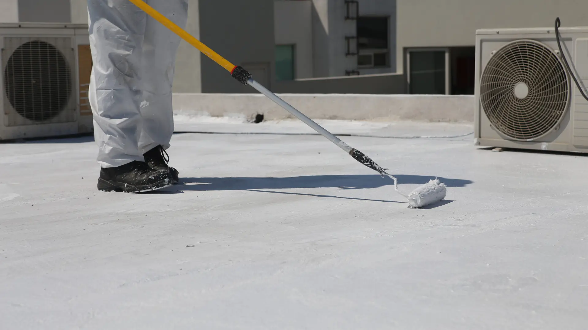 Pose Cool Roof, peinture anti chaleur pour toiture, toit industriel, entreprise