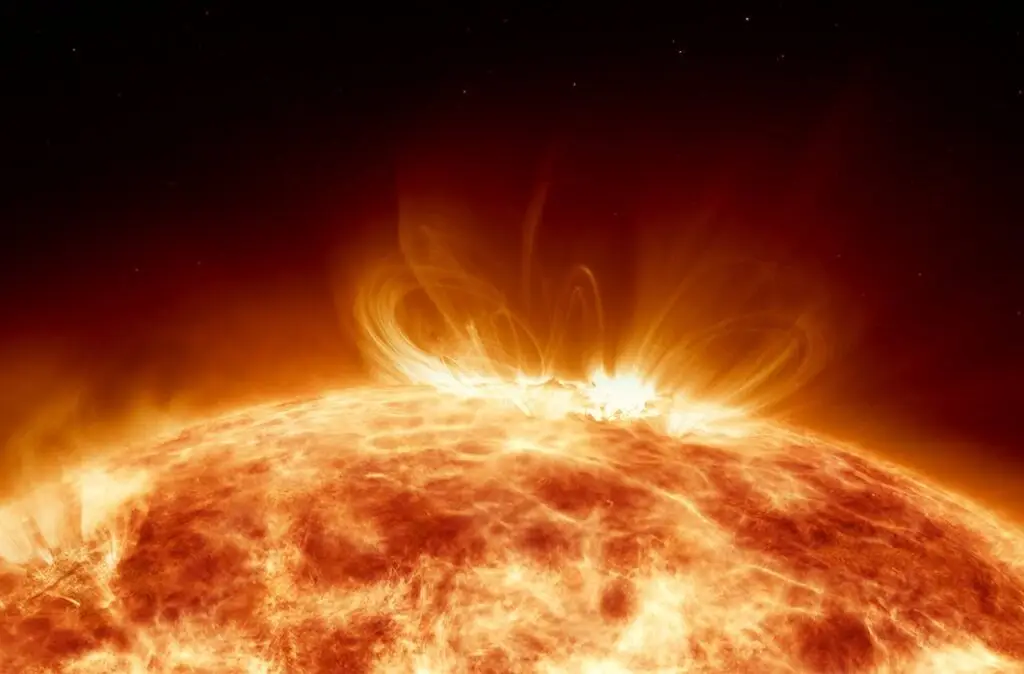 Découvrez l'image spectaculaire d'une éruption solaire déclenchant une tempête solaire intense. Admirez la puissance du Soleil alors qu'il libère une vague de chaleur exceptionnelle, illuminant l'espace avec une énergie inégalée