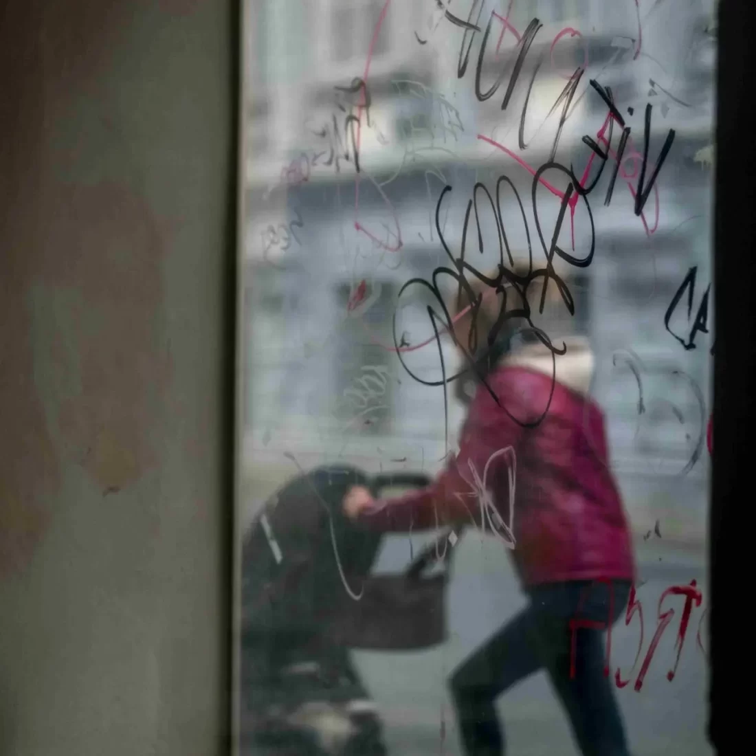 pose de film anti tag graffiti sécurit anti effraction pour vitrine.jpg