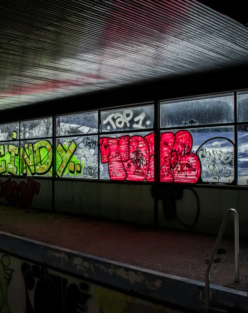 Découvrez des tags graffiti sur vitre, un exemple de vandalisme qui altère l'esthétique urbaine. Des images qui illustrent les défis des autorités locales.