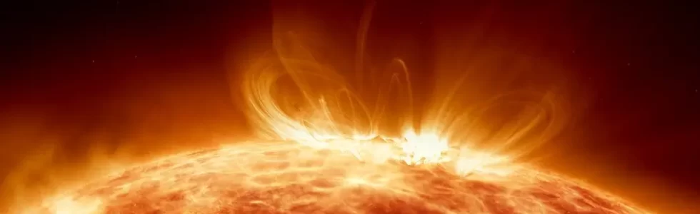 Découvrez l'image spectaculaire d'une éruption solaire déclenchant une tempête solaire intense. Admirez la puissance du Soleil alors qu'il libère une vague de chaleur exceptionnelle, illuminant l'espace avec une énergie inégalée