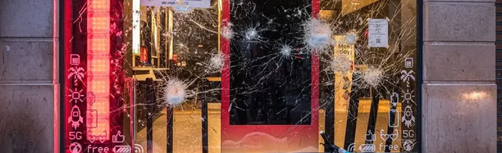 vitrine cassé magasin emeute vandalisme